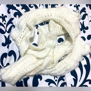 💰2/$10 Cream Colored Twist Acrylic Scarf